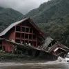 Filipine: Ploile torențiale au măturat o casă în râu, sub impactul musonului