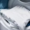Spălarea hainelor pe dos: Secretul pentru a le menține ca noi mai mult timp