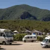 Criza Locuințelor în Mallorca: Muncitorii Sunt Forțați să Trăiască în Rulote