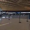 Incident șocant pe aeroport: Un canadian a agresat arbitrar pasageri