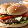 Un chef celebru a transformat hrana pentru pisici într-un burger gourmet: Nimeni nu a simțit diferența