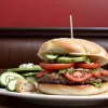 Un chef cu stele Michelin a transformat hrana pentru pisici într-un burger gourmet de nerecunoscut
