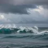 Hawaii: Un feribot turistic, filmat în lupta disperată cu valuri gigantice