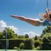 Moment de groază într-o grădină britanică: o trambulină s-a transformat într-o armă periculoasă, luată de vânt