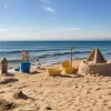 Nuditatea copiilor pe plajă: între libertate, siguranță și era digitală