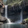 Un bărbat a fost salvat după trei zile petrecute în spatele unei cascade din California