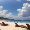 Mini-tornadă pe o plajă mediteraneană: umbrele de soare au zburat prin aer, turiștii au intrat în panică