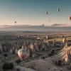 Turistă riscă până la trei ani de închisoare în Turcia pentru un "dans" pe catargul unui drapel în Capadocia