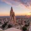 Turistă dansează pe catargul unui steag în Cappadocia: Riscă trei ani de închisoare pentru lipsă de respect față de drapel?