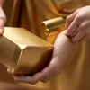 Provocarea de 13 kilograme: Poate fi ridicat un „lingou de aur” cu o singură mână?