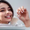 Ce tipuri de apă pot dăuna dinților: riscuri neașteptate pentru smalțul dentar