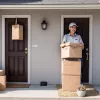 Deutsche Post, dată în judecată de asociațiile de consumatori pentru clauza controversată de livrare a coletelor la vecini