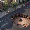 Haos în Bangkok: O groapă uriașă a înghițit o stradă aglomerată