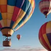 Incident la târgul din Derbyshire: Un balon cu aer cald scăpat de sub control s-a izbit de un stâlp