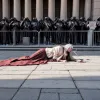 Banksy lovește din nou la Londra: O nouă operă controversată, sub pază strictă la Curțile Regale de Justiție