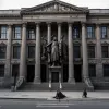 Banksy a lovit din nou la Londra: O nouă lucrare controversată de street art a apărut la Înalta Curte de Justiție