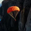 Dramă în Utah: Un basejumper a rămas blocat ore întregi pe o stâncă