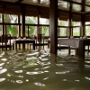 Experiență culinară inedită: Restaurant inundat în Thailanda, oaspeții continuă să ia masa