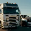 Accident Grav: Camionul Strivește o Mașină Mică în Plină Viteză