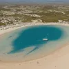 Sardinia introduce taxă de intrare pe plaje din cauza turismului de masă: O alternativă gratuită în Apulia